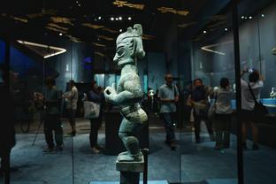 Lưu Điện Tọa ở Quốc Môn phơi nắng, tay để sau tai bày ra tạo hình 